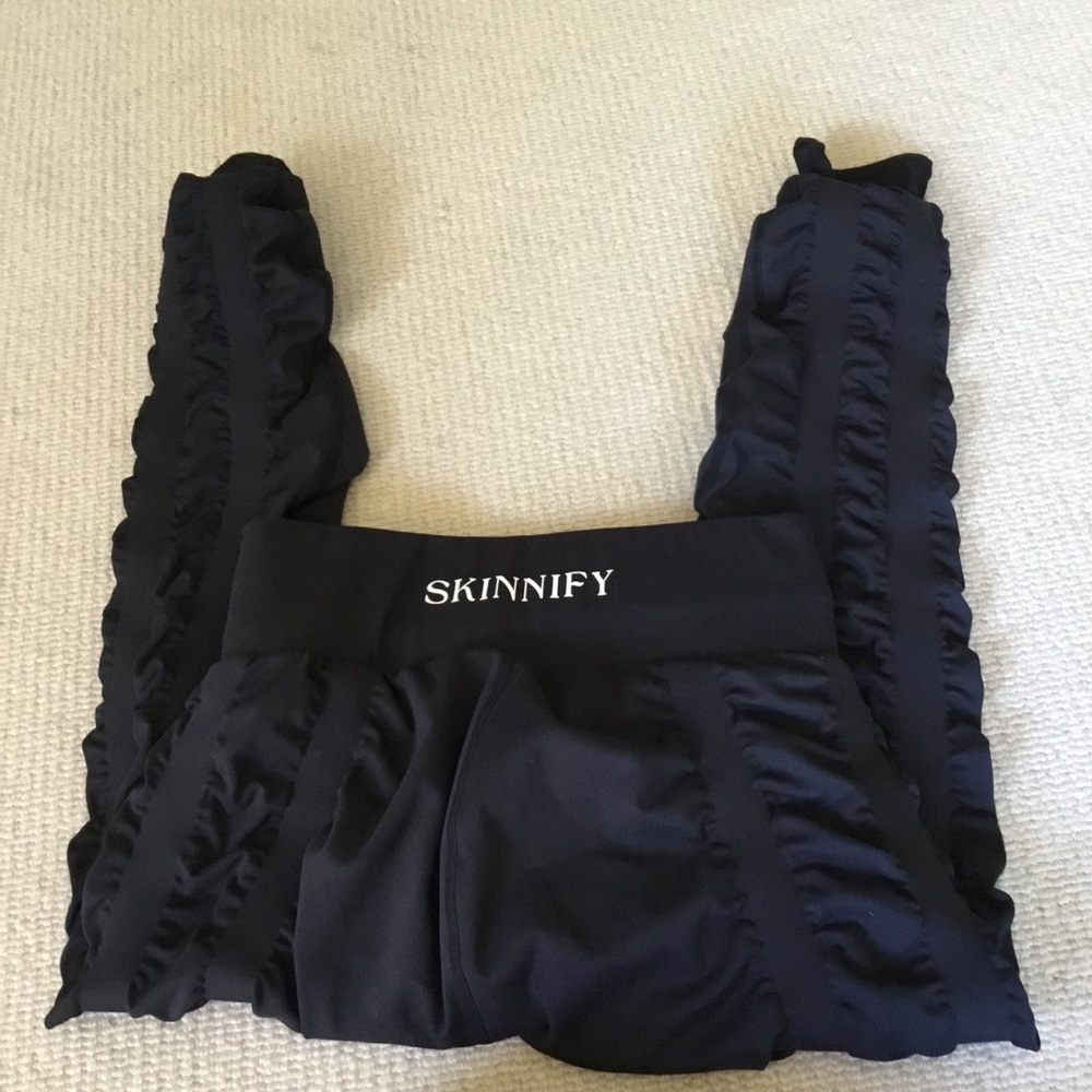 Black Ruffle Side Leggings - - Picture 5 of 9